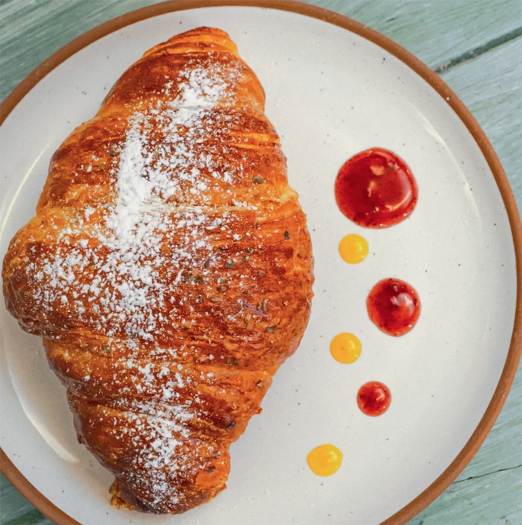 Oruga croissant mantequilla